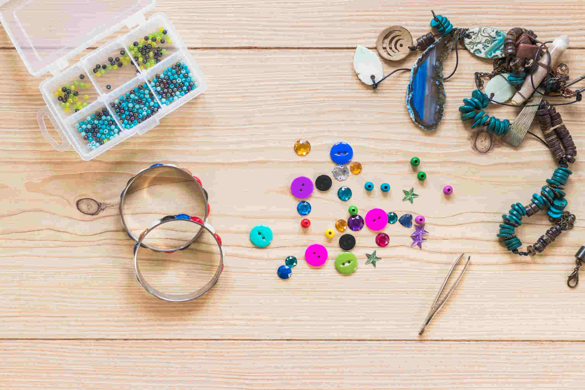 Statement Accessories Beads, Headbands, and Peace Signs_Iconic Hippie Fashion Trends